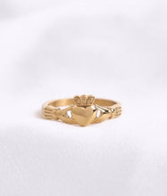 Load image into Gallery viewer, Dainty Claddagh Ring