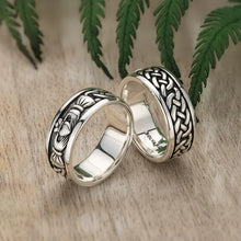 Load image into Gallery viewer, Gents Oxidised Silver Claddagh Band