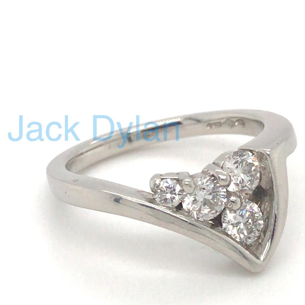 Platinium V-Shaped Diamond Ring